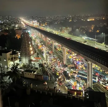 Heavy Rains and Traffic Chaos in Bengaluru Force Commuters to Abandon Vehicles