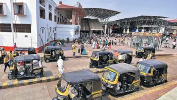 Prepaid Rickshaw Booth Closure at Pune Railway Station Sparks Diwali Travel Troubles for Passengers