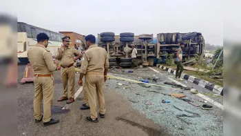 Tragic Early Morning Collision on Mumbai-Pune Expressway Injures 15 Near Khopoli